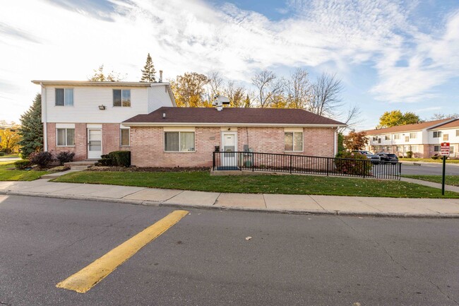Kensington Place in Roseville, MI - Foto de edificio - Building Photo