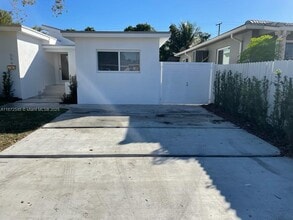 556 E 12th St in Hialeah, FL - Building Photo - Building Photo