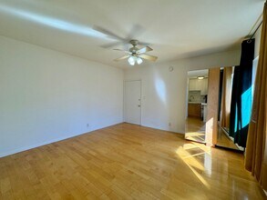 127 Vista Pl in Los Angeles, CA - Building Photo - Building Photo