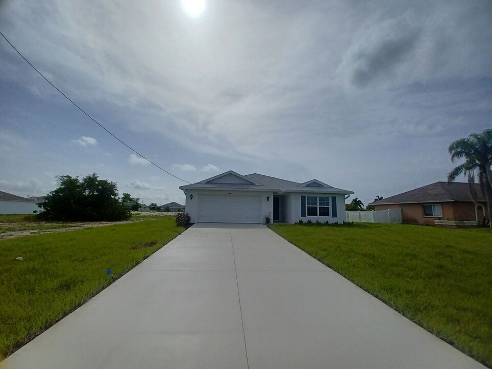 2809 NW 4th Ave in Cape Coral, FL - Foto de edificio