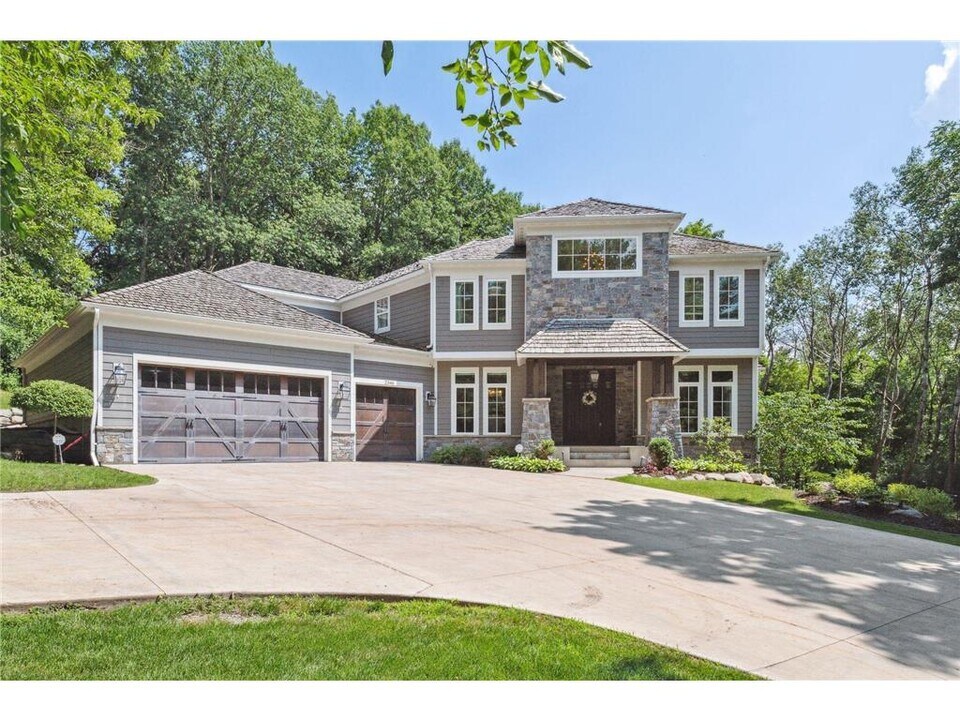 2346 Linner Rd in Wayzata, MN - Building Photo