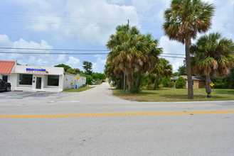 2487 NE Sharp St in Jensen Beach, FL - Building Photo - Building Photo