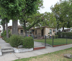 415-417 E Valencia Ave in Burbank, CA - Building Photo