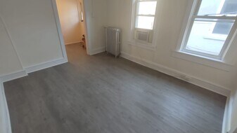 215 S 4th St in Reading, PA - Building Photo