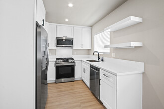 16002 S Myrtle Ave, Unit 4 in Tustin, CA - Building Photo - Building Photo