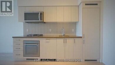 501 St Clair Ave W in Toronto, ON - Building Photo - Building Photo