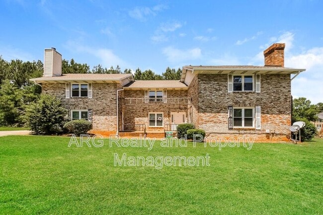 property at 2140 Fairway Ct SE