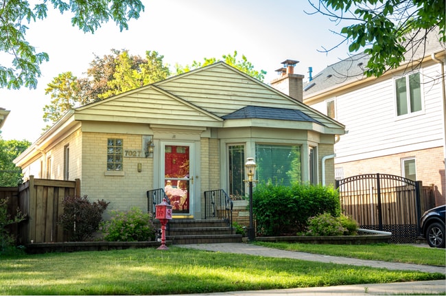 7027 N Mankato Ave in Chicago, IL - Foto de edificio - Building Photo