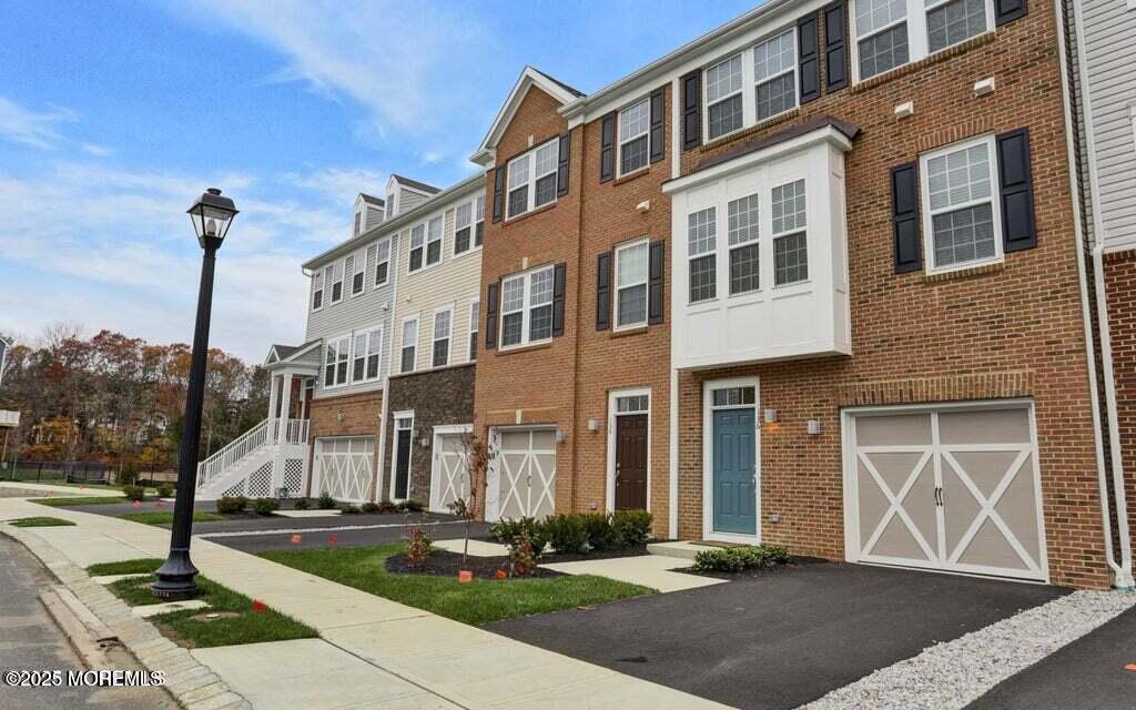 136 Waypoint Dr in Eatontown, NJ - Foto de edificio