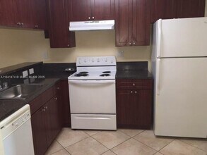 9855 Nob Hill Ln in Sunrise, FL - Building Photo - Building Photo