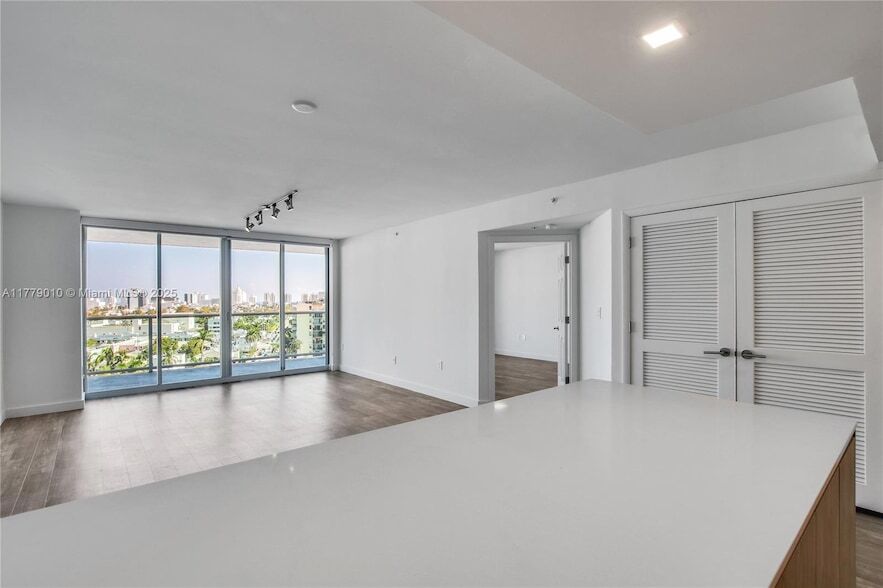 1500 Bay Rd in Miami Beach, FL - Building Photo