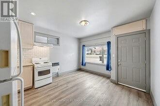 7 Robert St W in Penetanguishene, ON - Building Photo - Building Photo