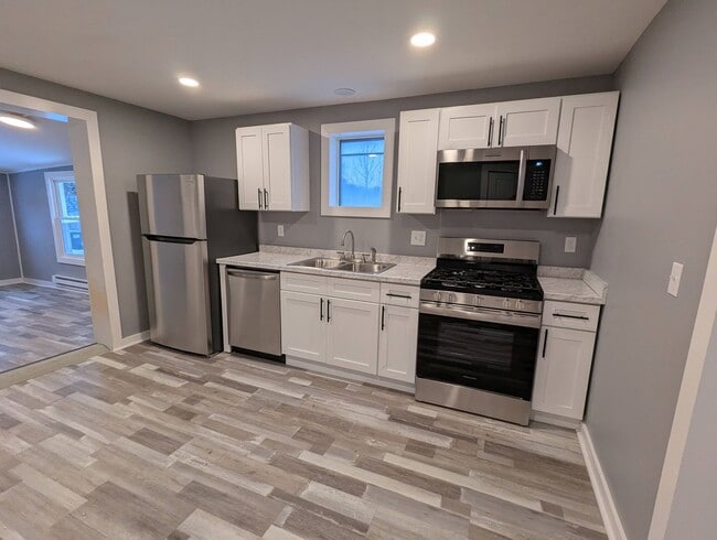 19 Main St in Ballston Lake, NY - Building Photo - Building Photo