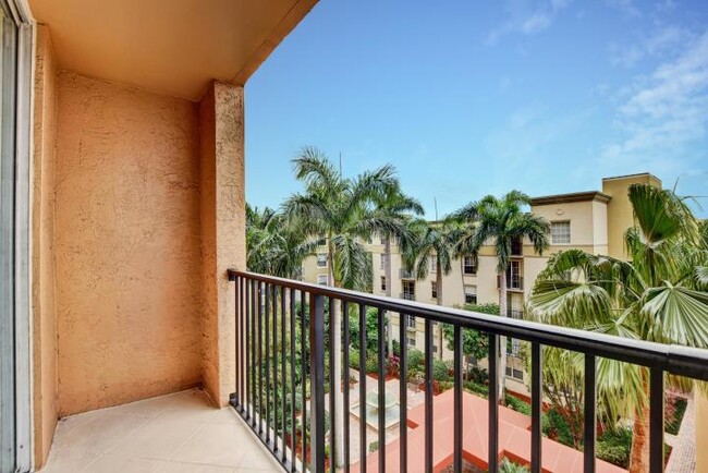 651 Okeechobee Blvd, Unit 408 in West Palm Beach, FL - Building Photo - Building Photo