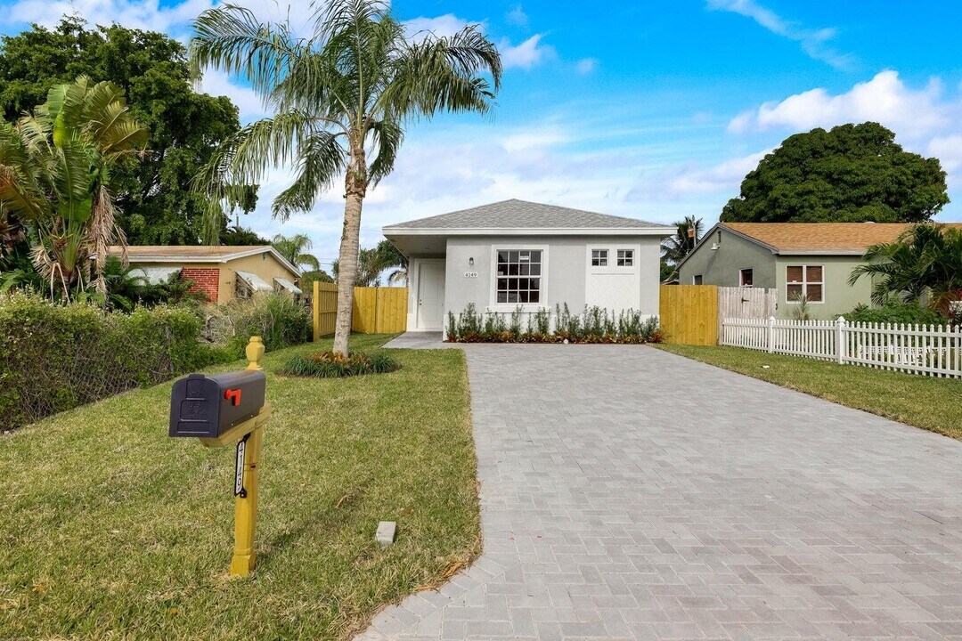 4149 Vicliff Rd in West Palm Beach, FL - Building Photo