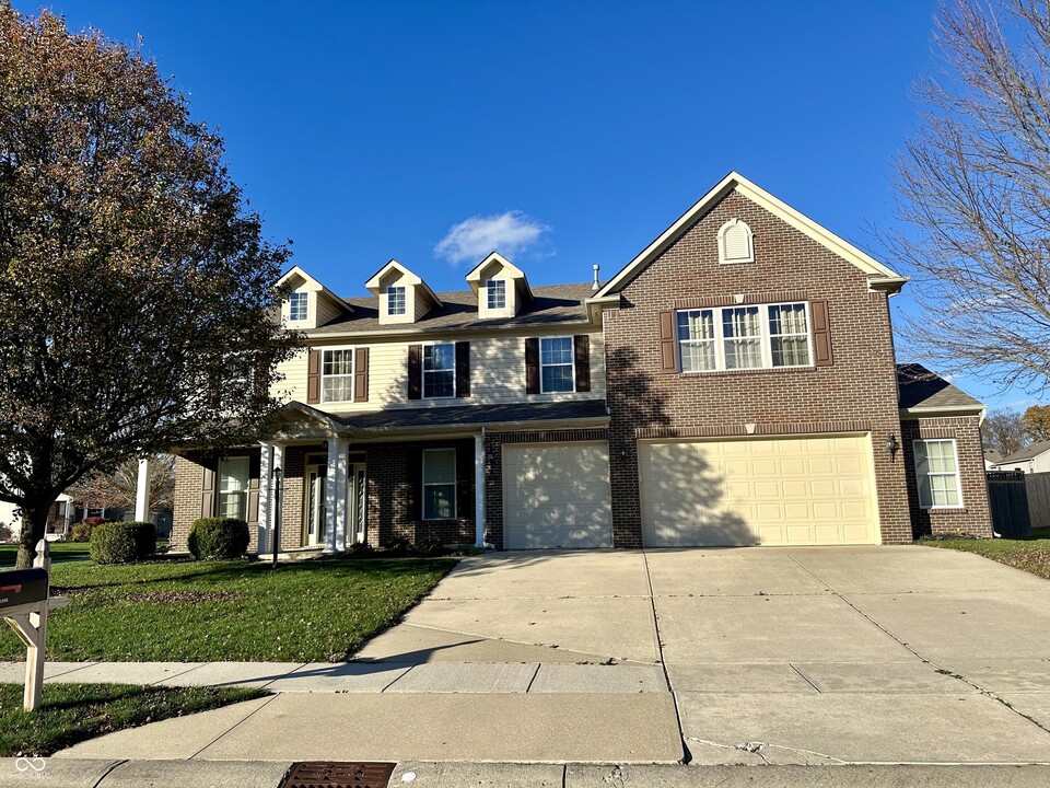 1306 Landsbrook Dr in Indianapolis, IN - Foto de edificio