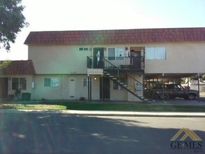 The Murray Apartments in Visalia, CA - Building Photo - Building Photo