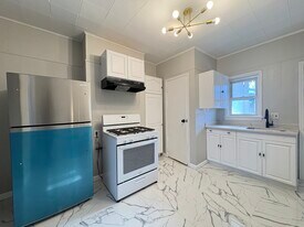 48 W 9th St, Unit 2 in Bayonne, NJ - Building Photo