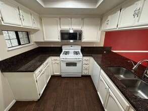 401 N Center Ct in Santa Maria, CA - Building Photo - Building Photo