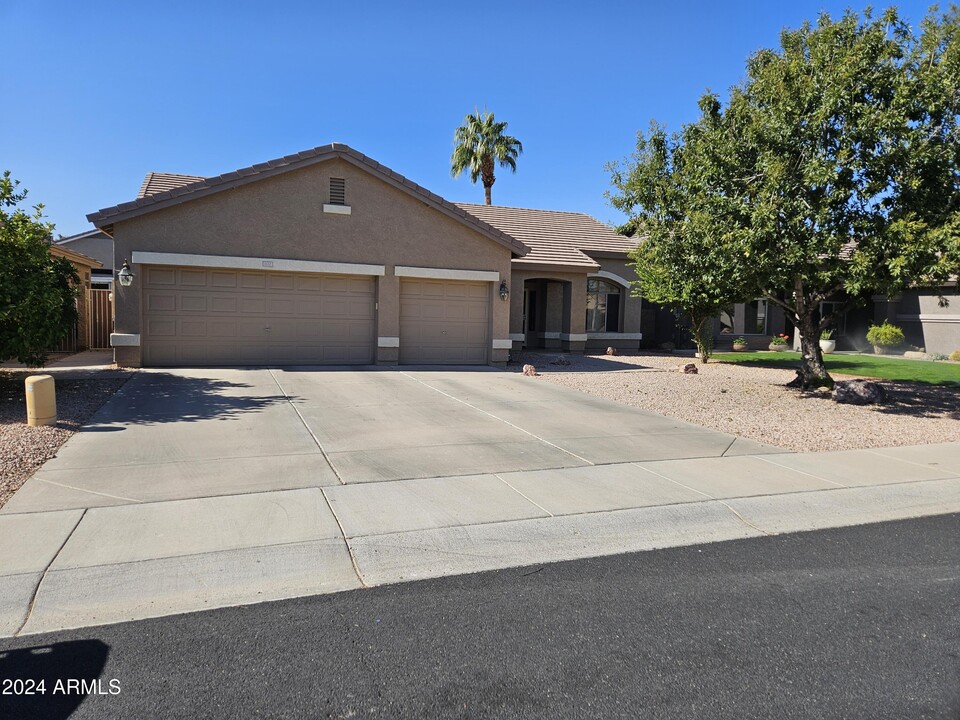 1110 S Western Skies Dr in Gilbert, AZ - Building Photo