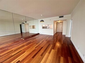 520 Brickell Key Dr, Unit A811 in Miami, FL - Foto de edificio - Building Photo