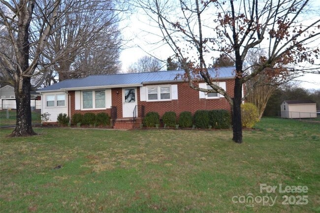 2037 N Deal Ave in Newton, NC - Building Photo - Building Photo