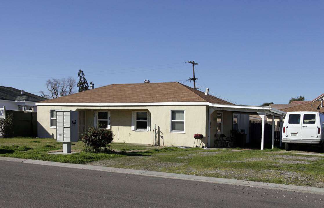 435 San Juan Dr in Modesto, CA - Foto de edificio
