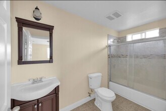 343 E 37th St in Los Angeles, CA - Foto de edificio - Building Photo