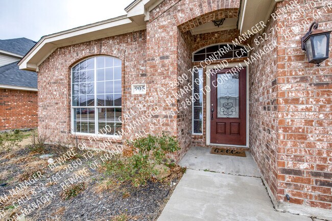 905 Chestnut Ave in Burleson, TX - Foto de edificio - Building Photo