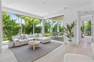 1070 Del Harbour Dr in Delray Beach, FL - Building Photo - Building Photo