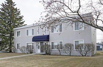 2215 Westmount Rd NW in Calgary, AB - Building Photo - Building Photo