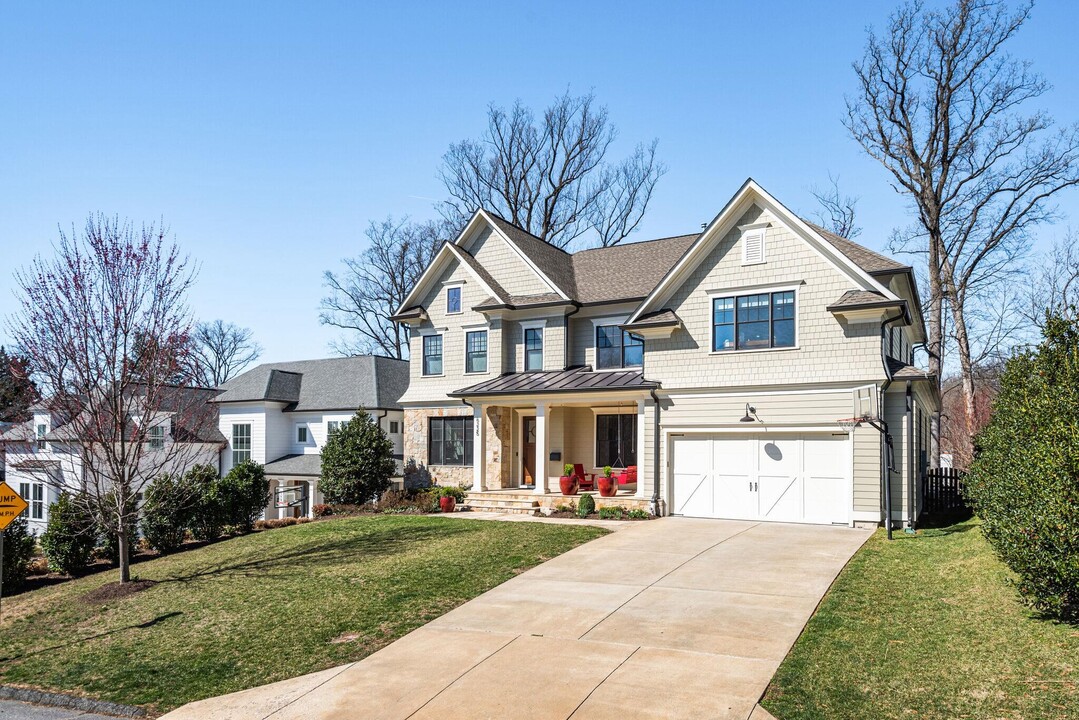 6225 Madawaska Rd in Bethesda, MD - Foto de edificio