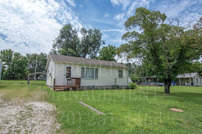 property at 1007 W 1st St