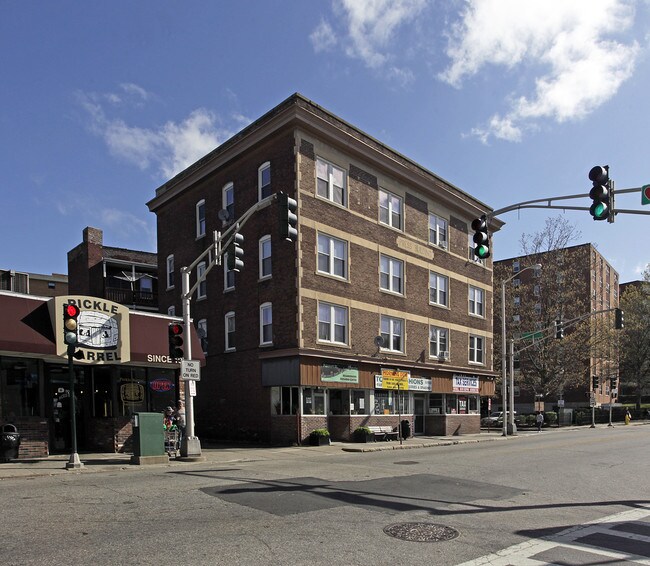 295 Pleasant St in Worcester, MA - Foto de edificio - Building Photo