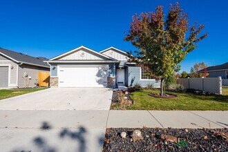 216 W Peach Springs St in Meridian, ID - Building Photo - Building Photo