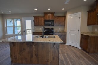 106 S Pinyon Point in Fayetteville, AR - Building Photo - Building Photo