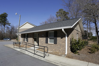 Oakcrest Apartments in Travelers Rest, SC - Building Photo - Building Photo