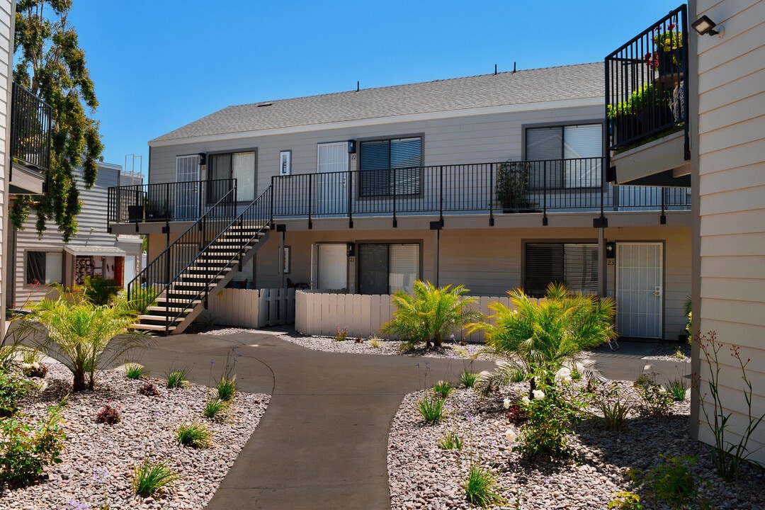 Parkway Village in Escondido, CA - Building Photo