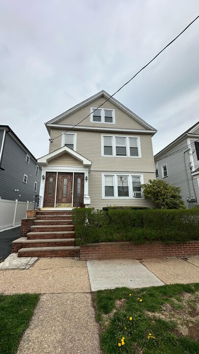 1044 Cross Ave, Unit 2nd Floor in Elizabeth, NJ - Building Photo
