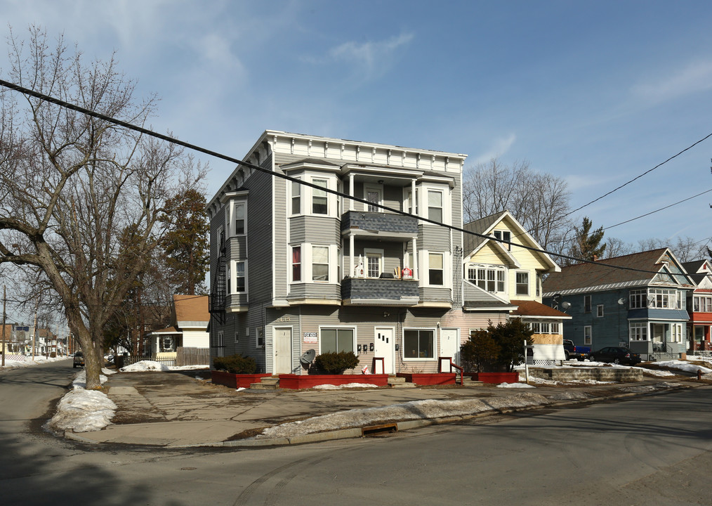 2435 Guilderland Ave in Schenectady, NY - Building Photo