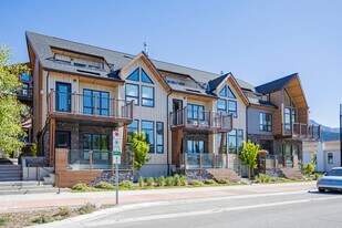 806 Seventh St in Canmore, AB - Building Photo