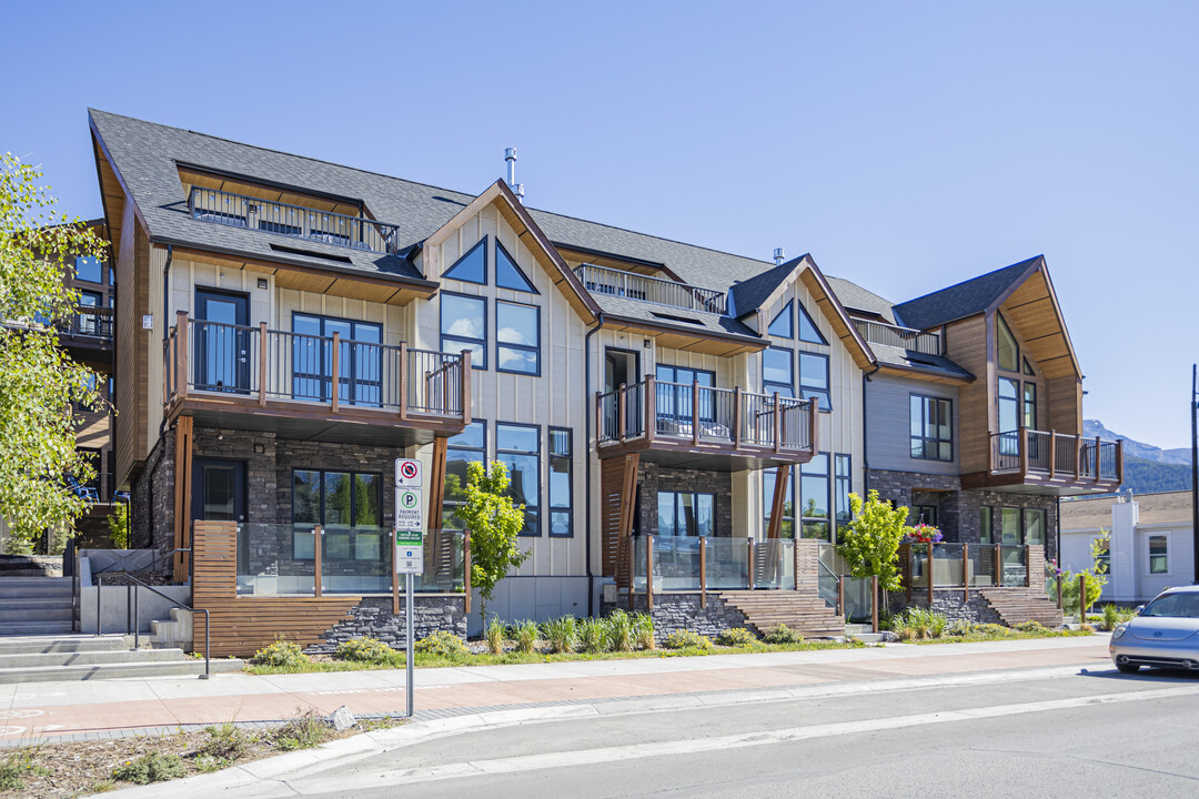 806 Seventh St in Canmore, AB - Building Photo