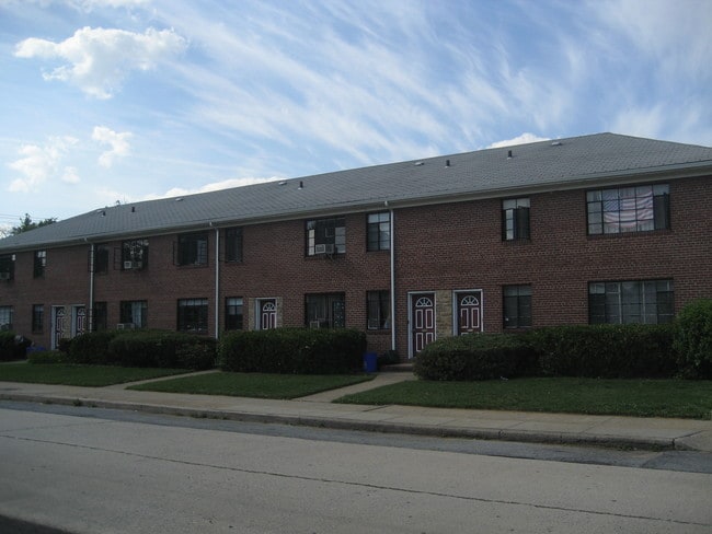 63 W Valley Stream Blvd in Valley Stream, NY - Building Photo - Building Photo