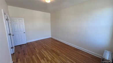 164-18 43rd Ave in Queens, NY - Building Photo - Building Photo