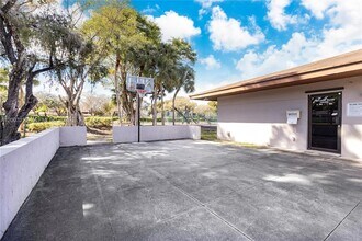 10855 SW 112th Ave, Unit 211 in Miami, FL - Foto de edificio - Building Photo