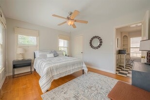 1558 1/2 Castle Ct in Houston, TX - Building Photo