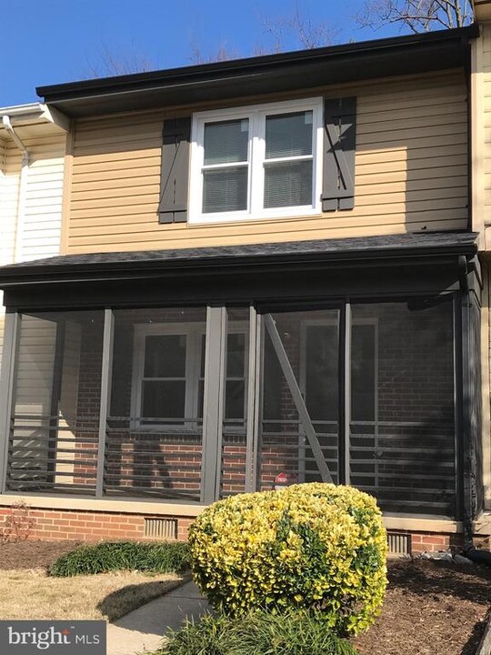 107 N Church St in Charles Town, WV - Foto de edificio