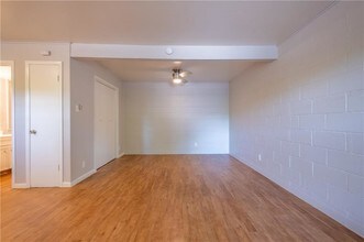 901 Springdale Rd-Unit -106 in Austin, TX - Building Photo - Building Photo