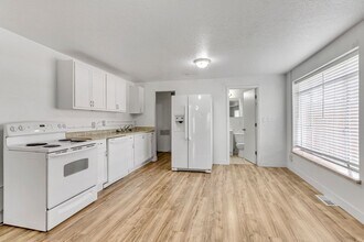 13413 Minuteman Dr in Draper, UT - Foto de edificio - Building Photo