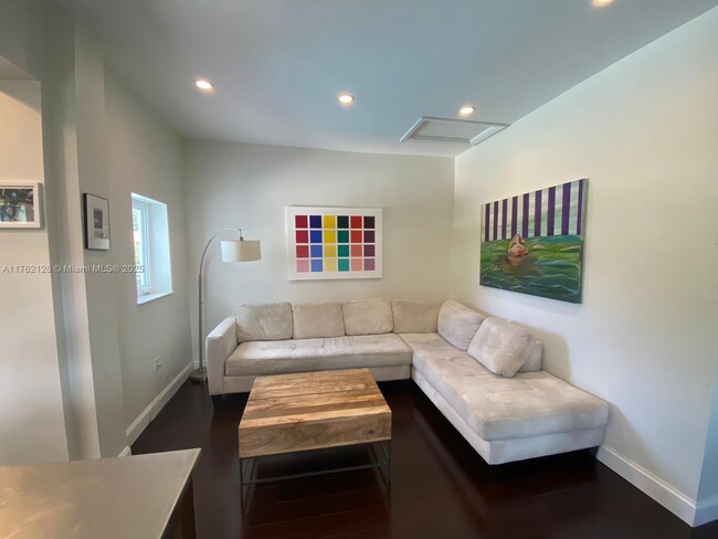 601 SW 21st Rd, Unit A in Miami, FL - Foto de edificio - Building Photo